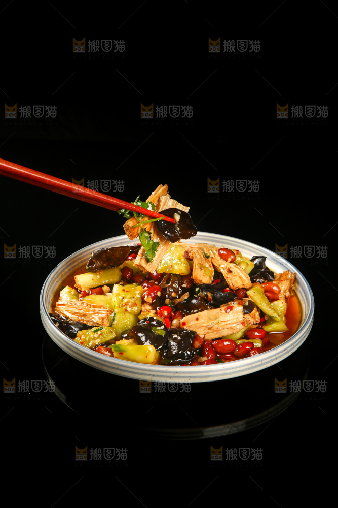 一盘凉拌腐竹黄瓜