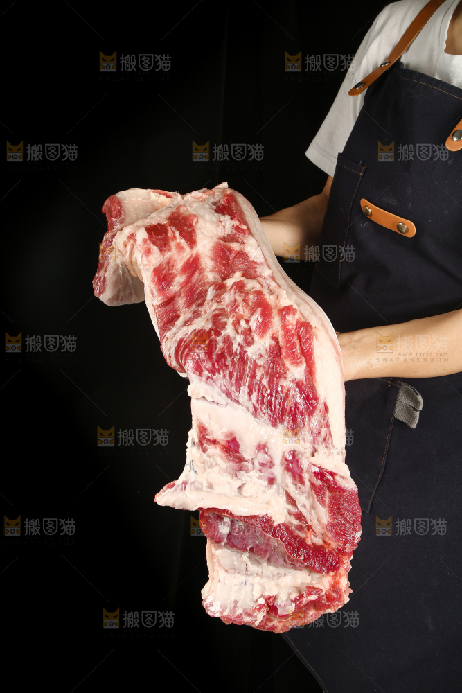 手里拿着新鲜猪肉