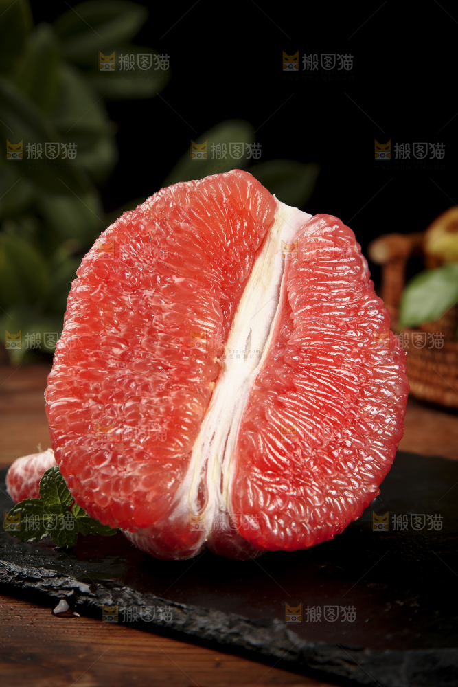 黑底上的红心蜜柚果肉