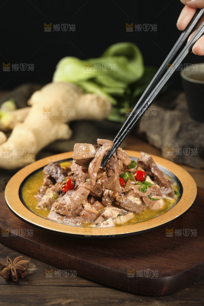 筷子上夹着羊杂