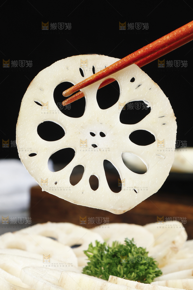 筷子上夹着莲藕