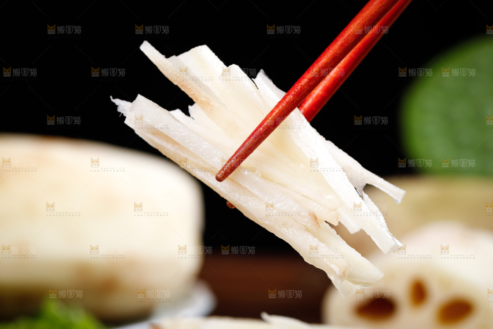 筷子上夹着藕丝
