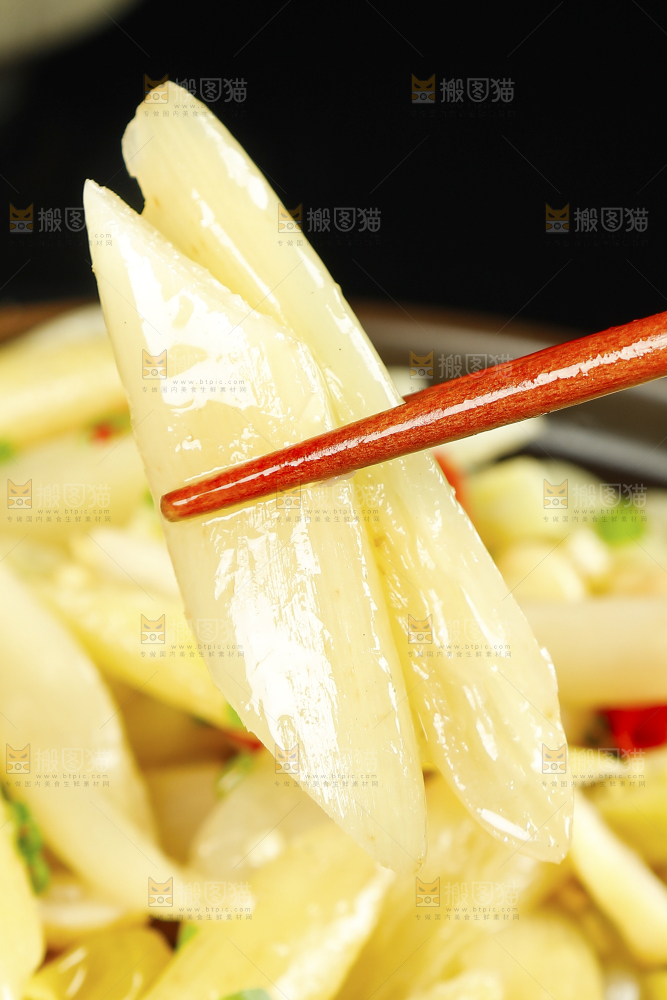 筷子上夹着泡椒藕带