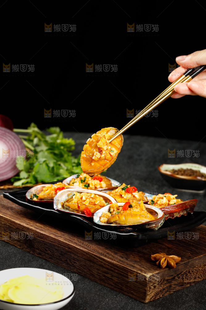 筷子上夹着蒜蓉鲍鱼