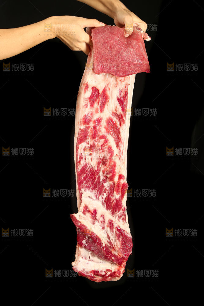 手里拿着新鲜猪肉