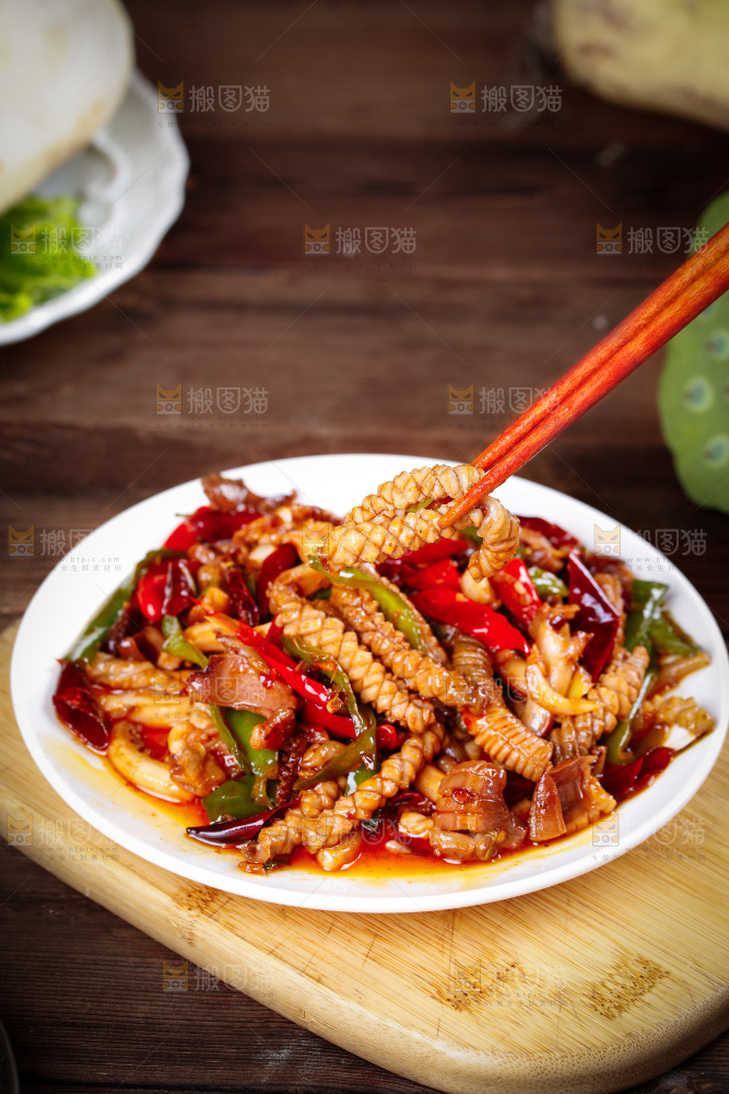 筷子上夹着辣椒炒鱿鱼