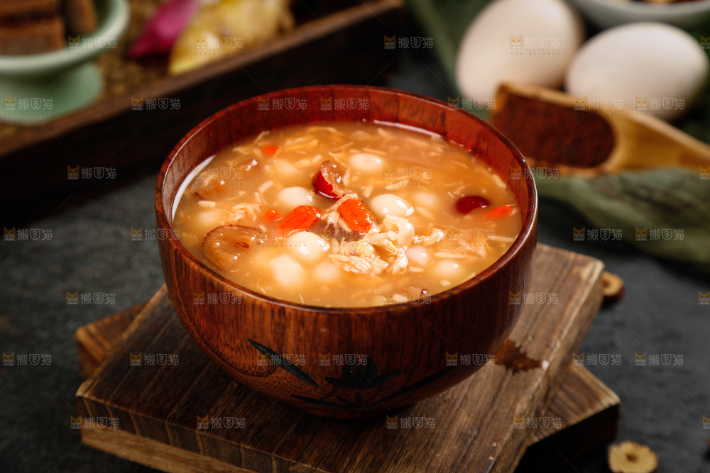 木板上一碗酒酿汤圆