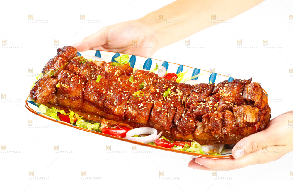 手里端着一盘烤五花肉