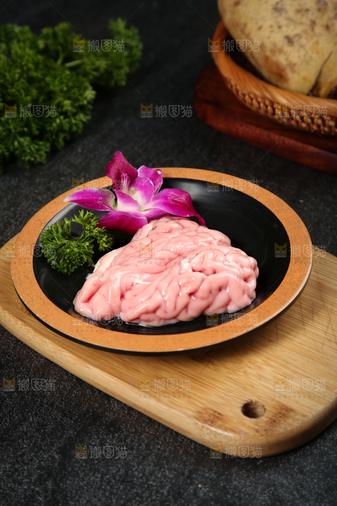 木板上放着一盘生猪脑