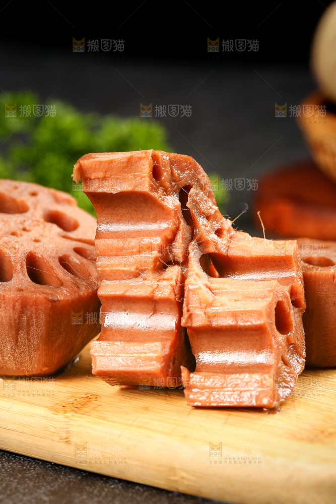 木底上放着粉藕