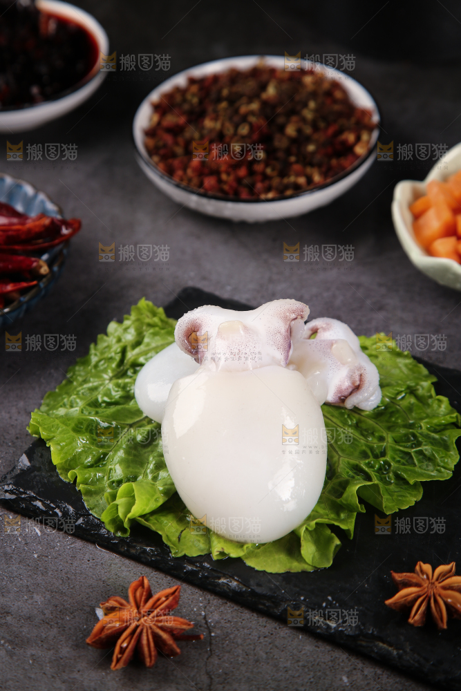 黑石板上的去皮去内脏墨鱼仔