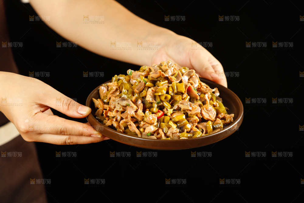 手里端着一盘酸辣鸡胗