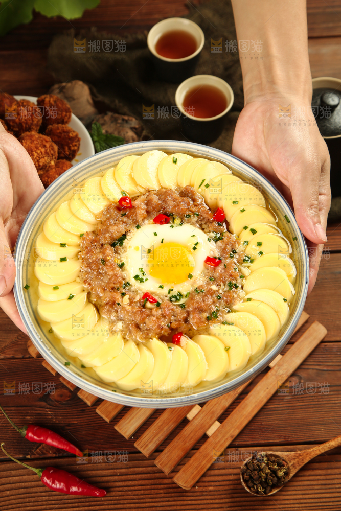 手里端着一盘鸡蛋豆腐蒸肉沫