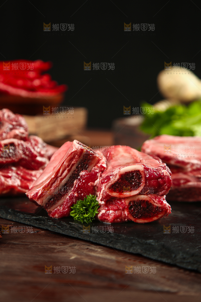 黑石板上摆放着黄牛牛排