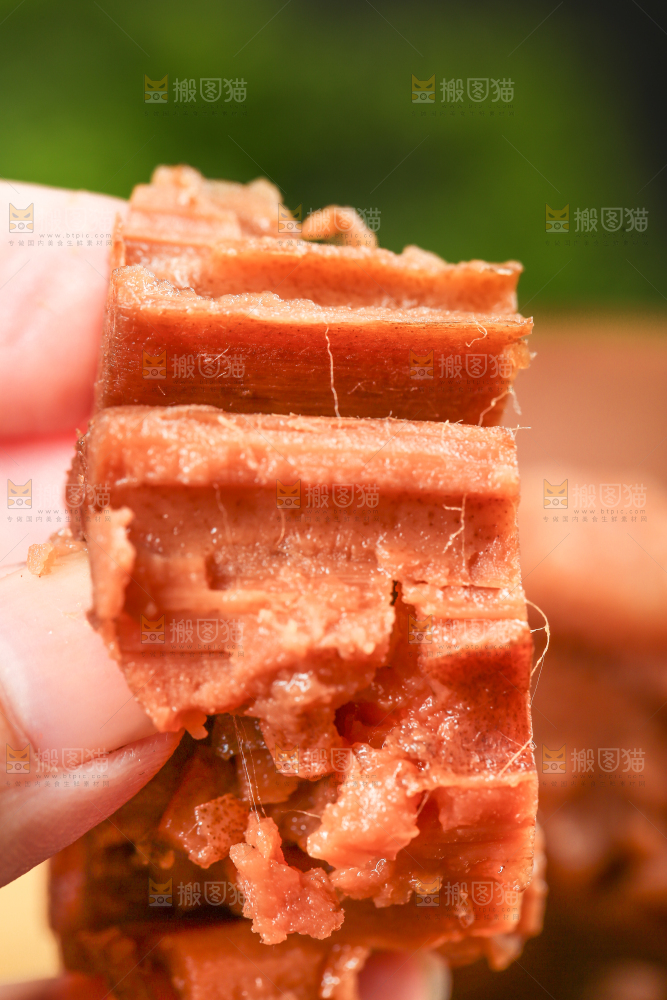 手里拿着莲藕