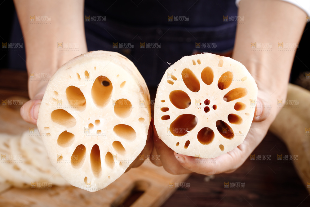 手里拿着洪湖莲藕