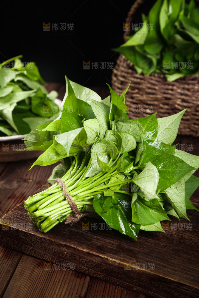 木板上放着一把新鲜苕尖