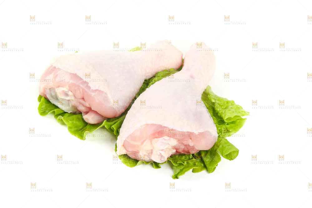 菜叶上放着生鸡腿
