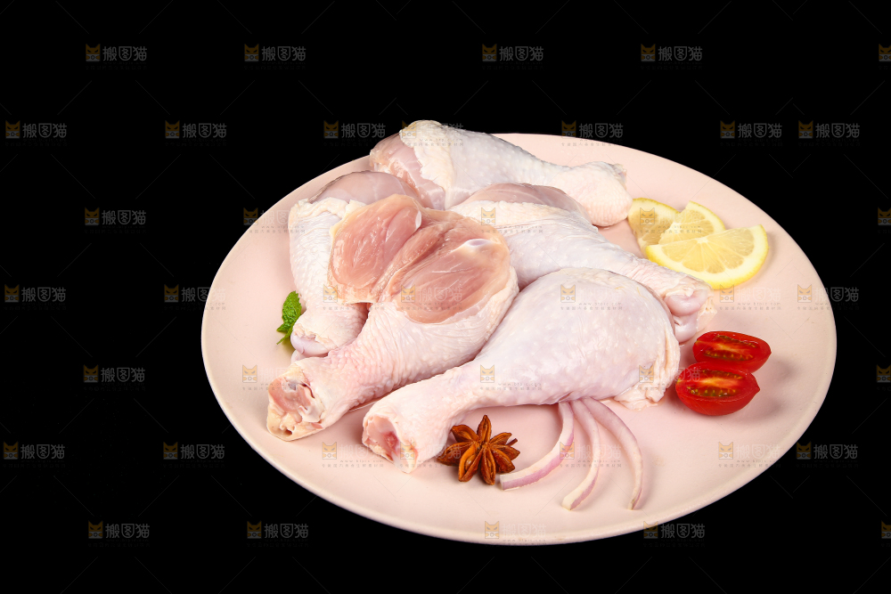 黑底上放着一盘新鲜鸡腿