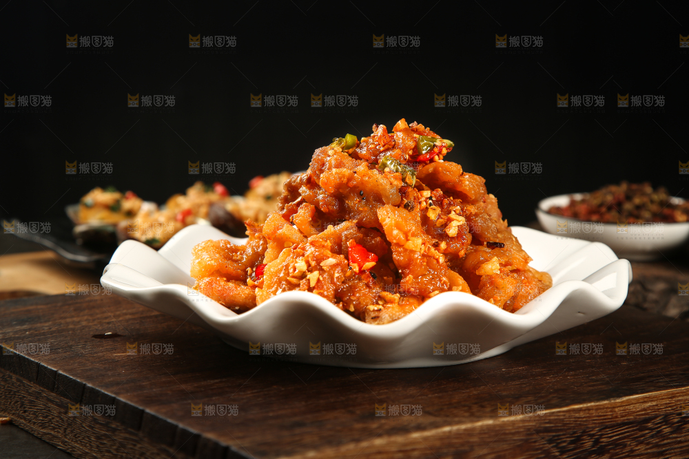 木板上放着一盘蒜香辣子肉