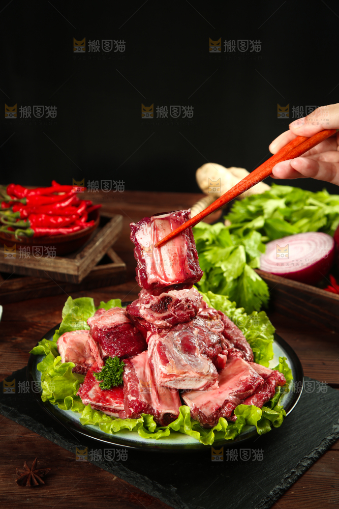 筷子上夹着牛肋排