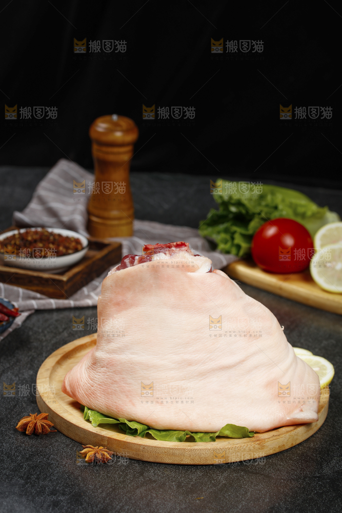 木板上放着土猪肘子