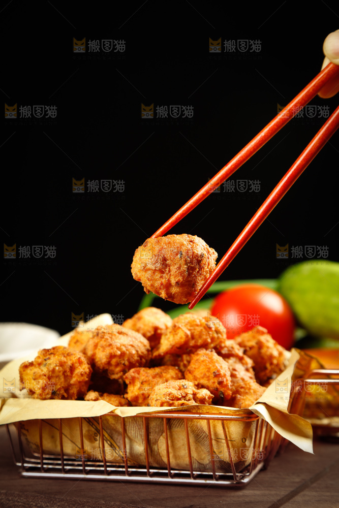 筷子上夹着豆腐丸子