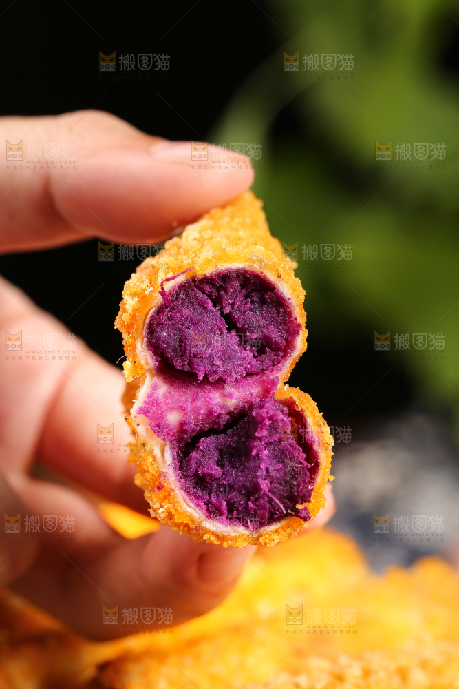 手里拿着酥脆紫薯卷