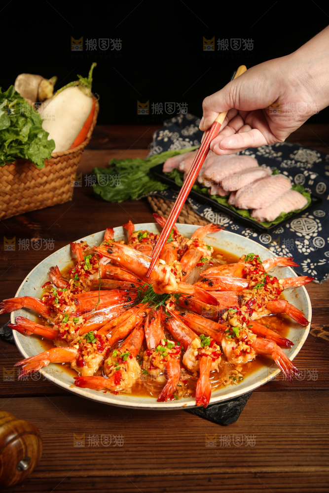 筷子上夹着大虾
