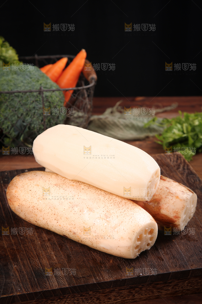 案板上摆放着莲藕