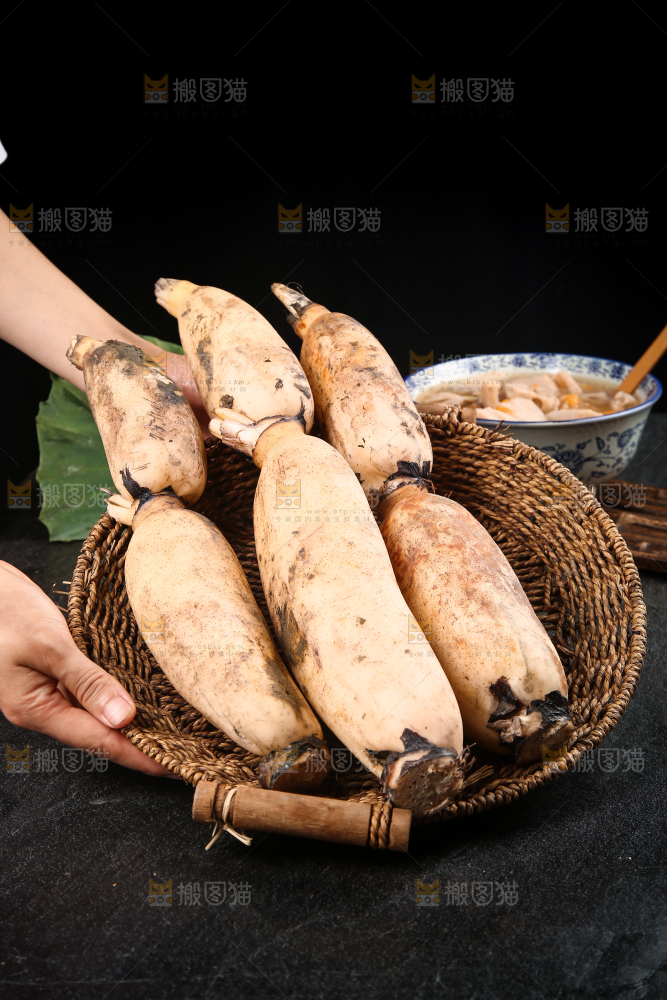 手上端着一篮洪湖粉藕