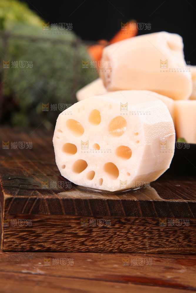 木底上的莲藕