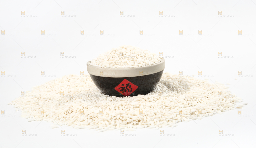 一堆香糯米和一碗糯米