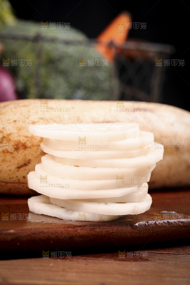 木板上放着莲藕和藕片