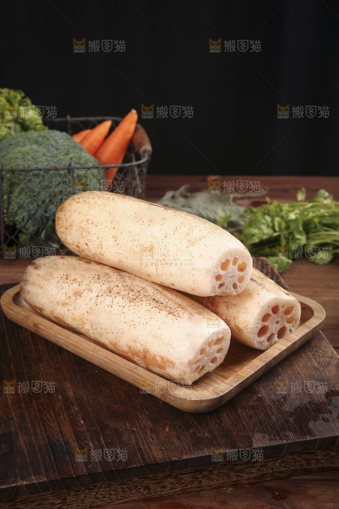 案板上摆放着一盘新鲜莲藕