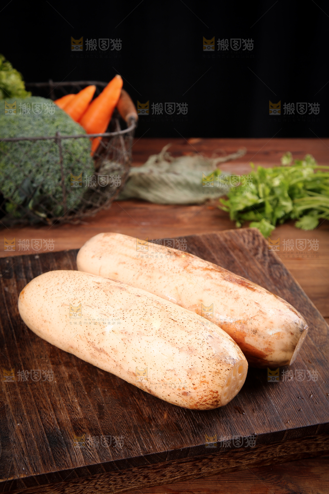 案板上摆放着莲藕
