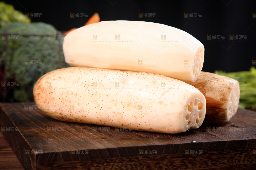 案板上摆放着莲藕