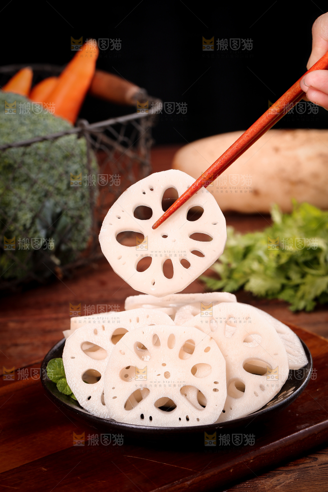 筷子上夹着藕片