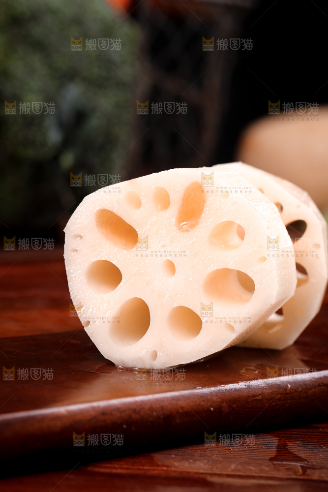 木底上的粉藕