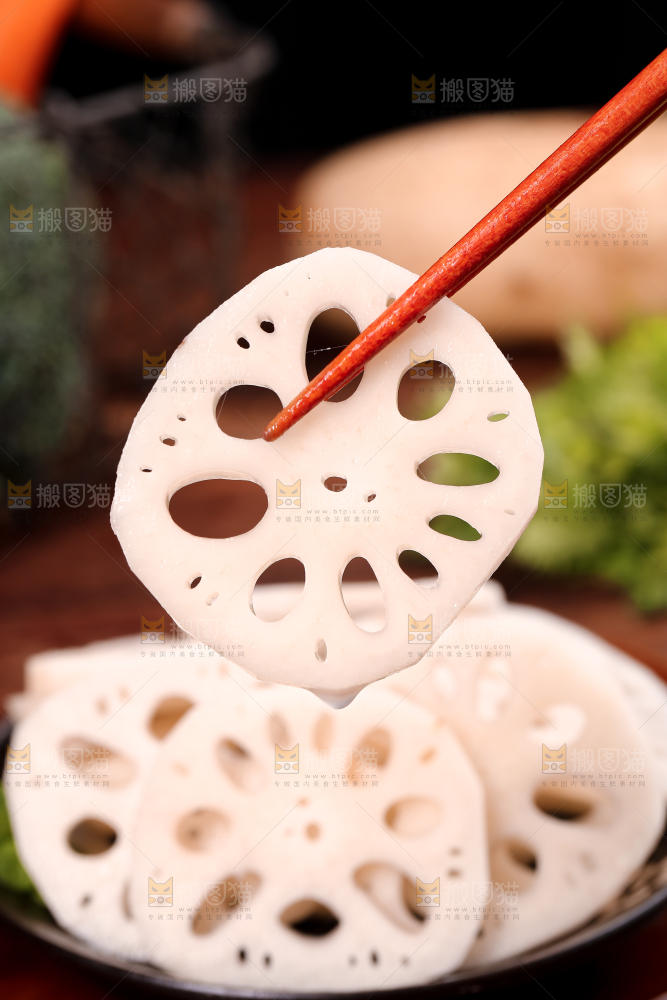 筷子上夹着藕片