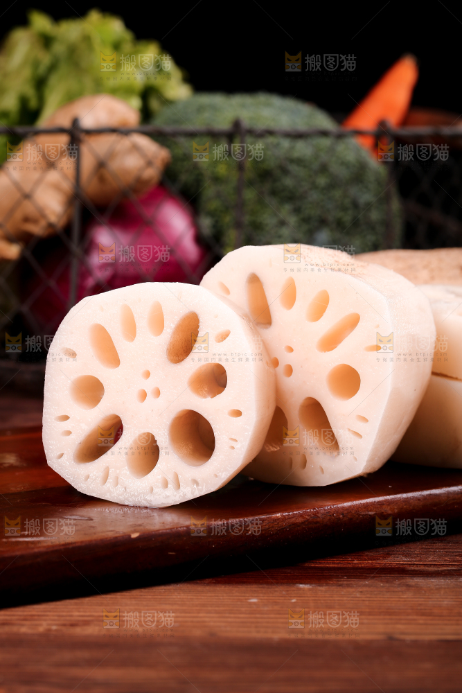 木底上切块的莲藕
