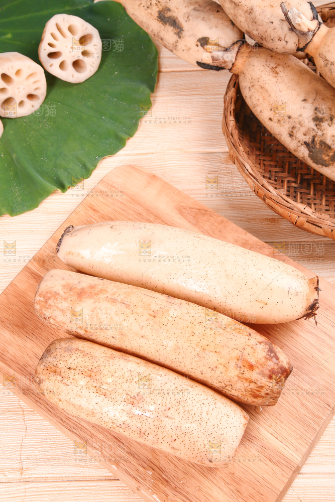 木板上摆放着粉藕