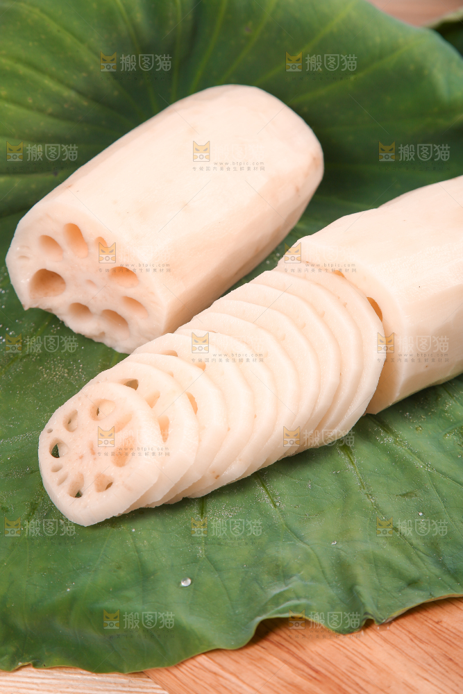 荷叶上放着削皮的莲藕