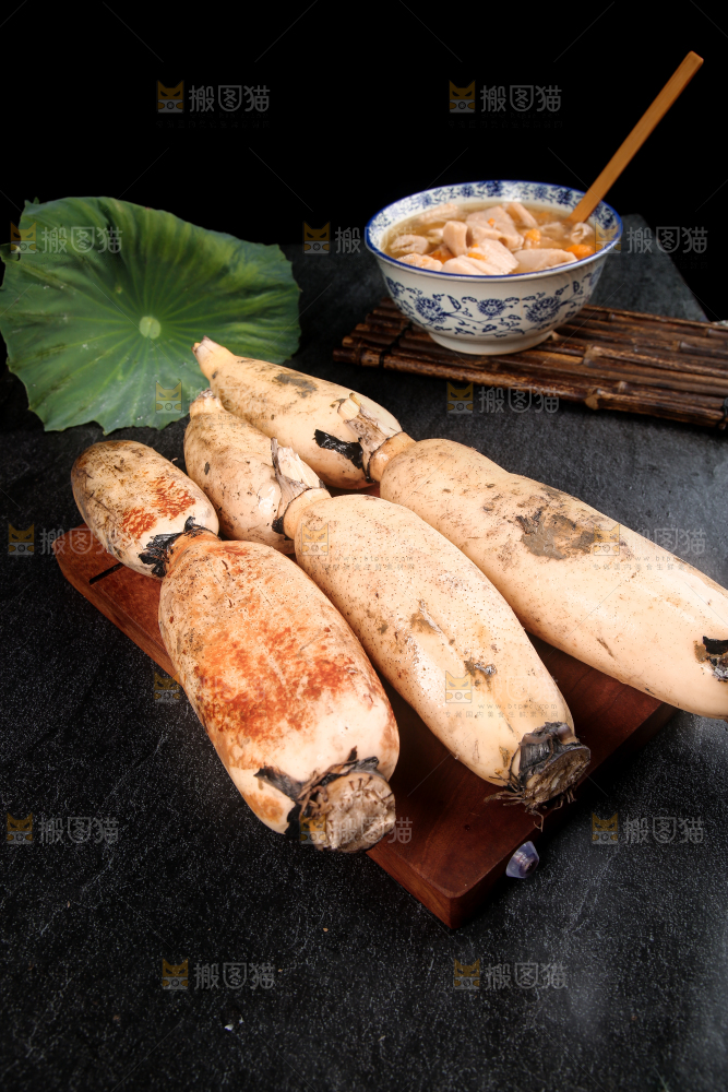 木板上放着新鲜莲藕