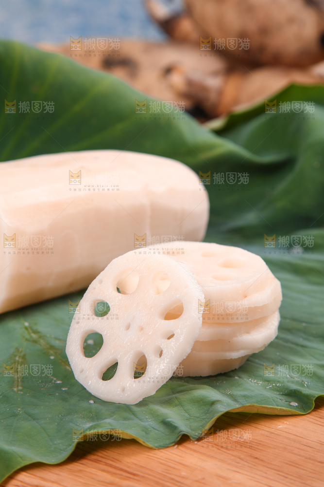 荷叶上的莲藕和藕片