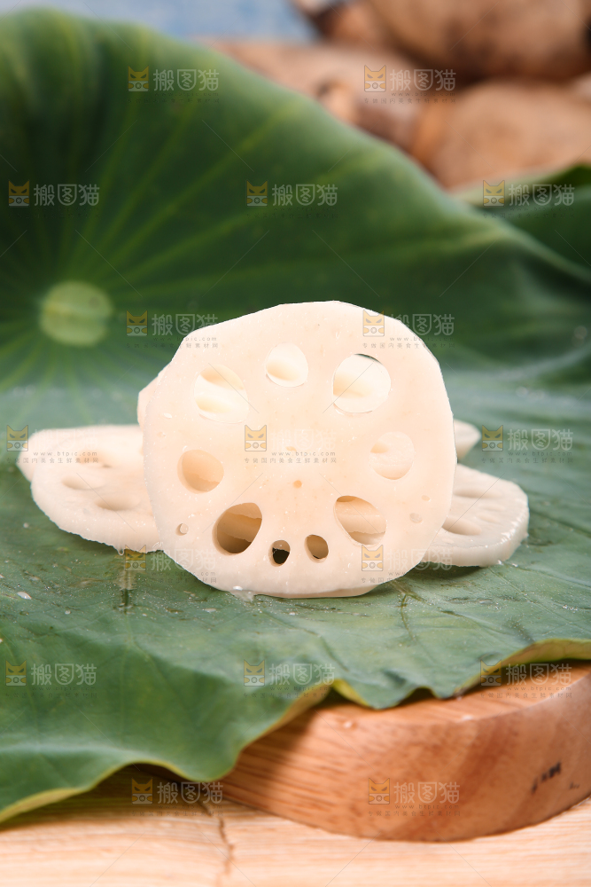荷叶上放着一堆藕片