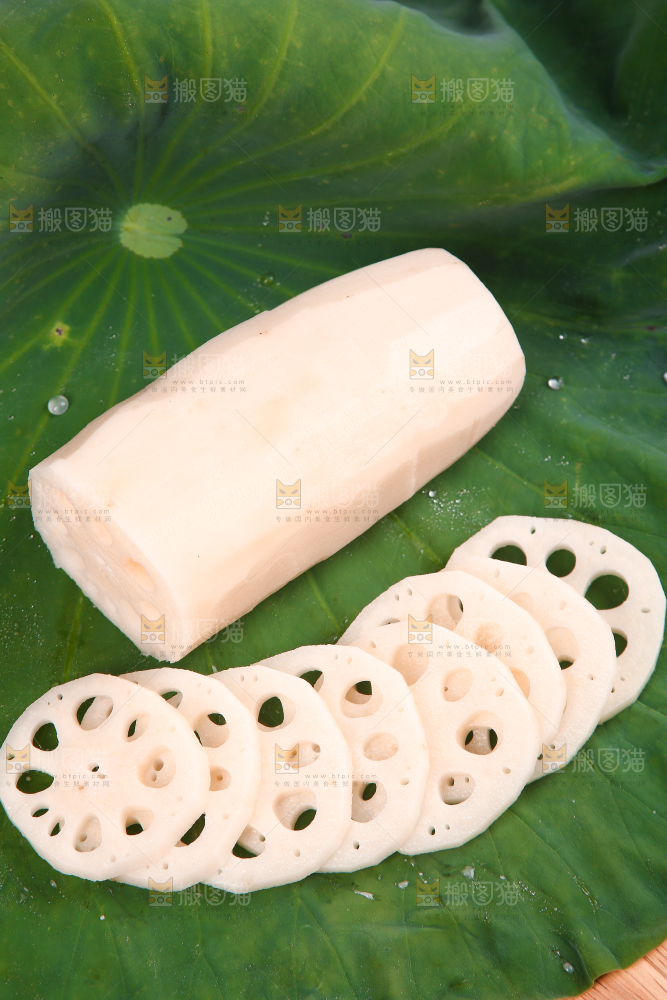 荷叶上的莲藕和藕片