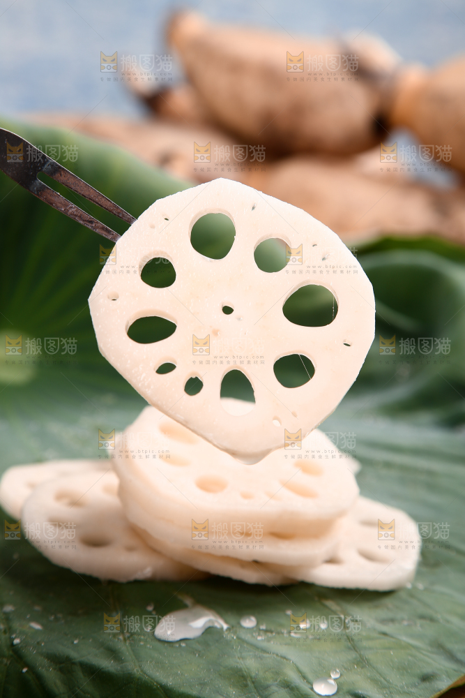 荷叶上放着一堆藕片