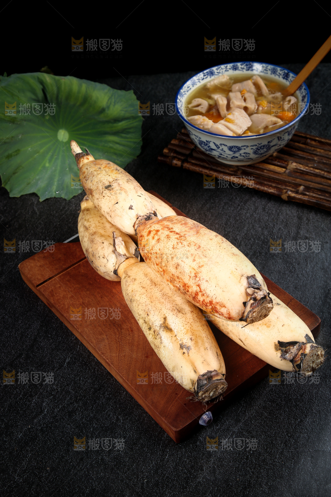 木板上放着新鲜莲藕