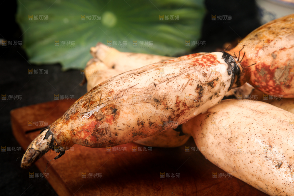 木板上放着新鲜莲藕